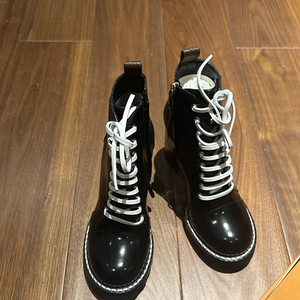 Brand new 100 % Louis Vuitton booties with box, receipt and dust bags. - Picture 2 of 7